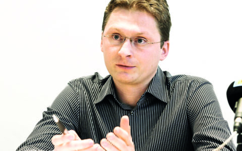 MUDr. Peter Visolajský: „Lekárnici by mali mať možnosť viac ovplyvňovať liečbu pacienta“